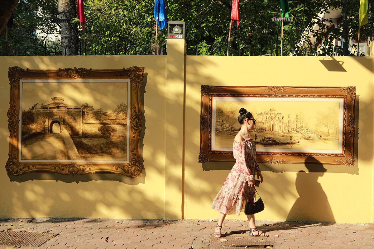 Anh Trần Văn Định, một họa sĩ, cho biết: “Cách đây 5 năm, chúng tôi đã vẽ tặng nhà trường, năm nay nhân kỷ niệm 50 năm thành lập trường, chúng tôi cũng vẽ những bức tranh khác về Hà Nội xưa với hình ảnh 3D,&nbsp;nhìn sinh động hơn để thay thế những bức tranh cũ. Trong 28 bức họa, có 3 bức nói về trường THPT Phan Đình Phùng còn lại là tái hiện về Hà Nội một thời đã xa.&nbsp;Dự án hoàn thành trong vòng một tháng”.