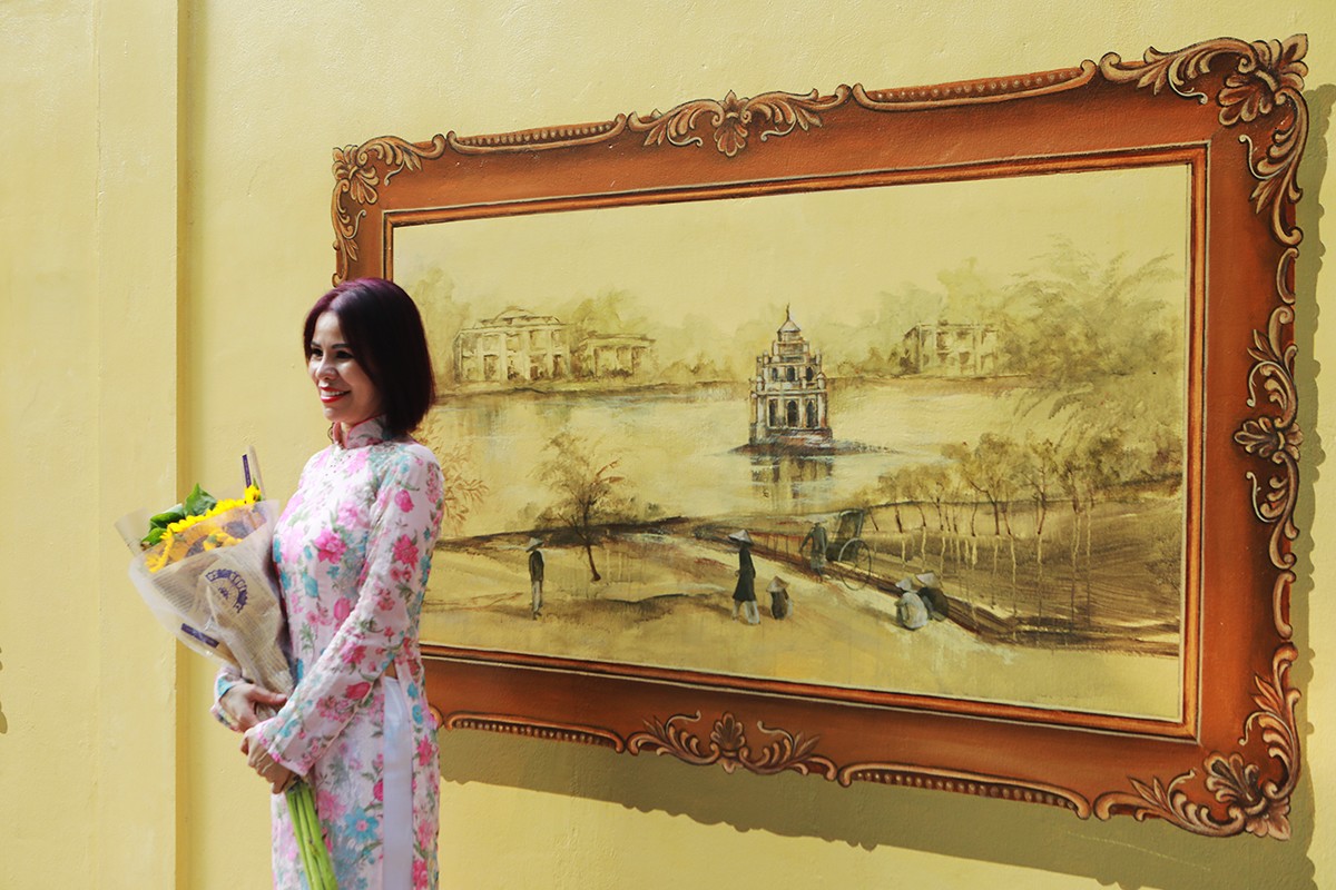 Mỗi ô tường nhỏ là một bức tranh được vẽ thêm khung, tạo bóng để người xem cảm nhận không gian 3 chiều.