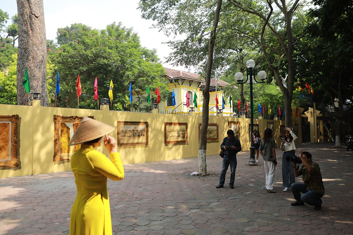 Ảnh: Cổng trường THPT Phan Đình Phùng bất ngờ "thay áo mới" - 8