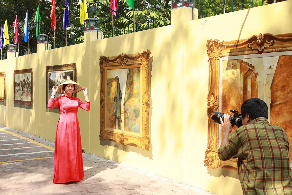 Những bức tranh về Hà Nội xưa rất sống động khiến nhiều người dừng chân chụp ảnh, các nhiếp ảnh thoải mái sáng tác.
