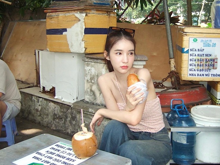 Người đẹp ngoại quốc check - in đường phố Hà Nội, gây chú ý vì quá xinh.