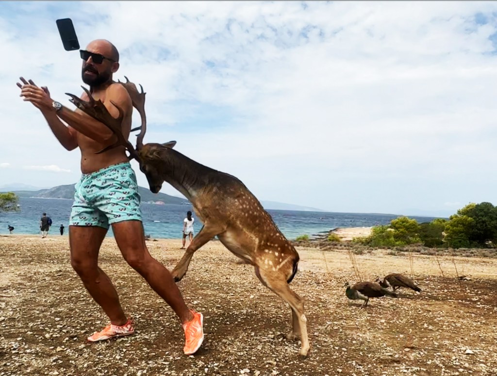 Người đàn ông bị tấn công bất ngờ từ phía sau.