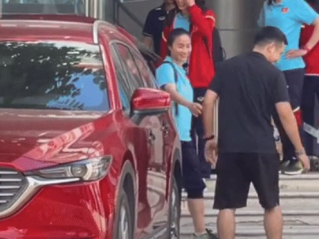 Bạn trẻ - Cuộc sống - Hot girl tuyển nữ Việt Nam được bạn trai ân cần đưa về nhà