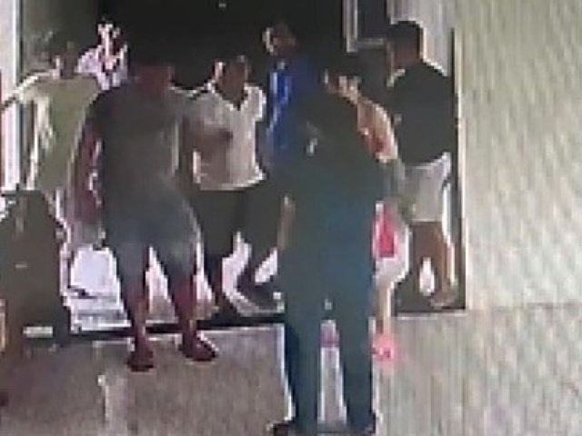 Tin tức trong ngày - Một điều dưỡng bị người nhà bệnh nhân "đánh hội đồng" ở Bình Phước