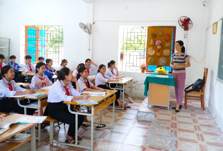 Năm 2018, sau 1 trận lũ lớn, cơ sở vật chất của trường THCS Bồng Khê cũ không đảm bảo nên thầy trò trường Dân tộc nội trú THCS Con Cuông (trường nội trú) chuyển về “định cư” nhờ trên 2 địa điểm.