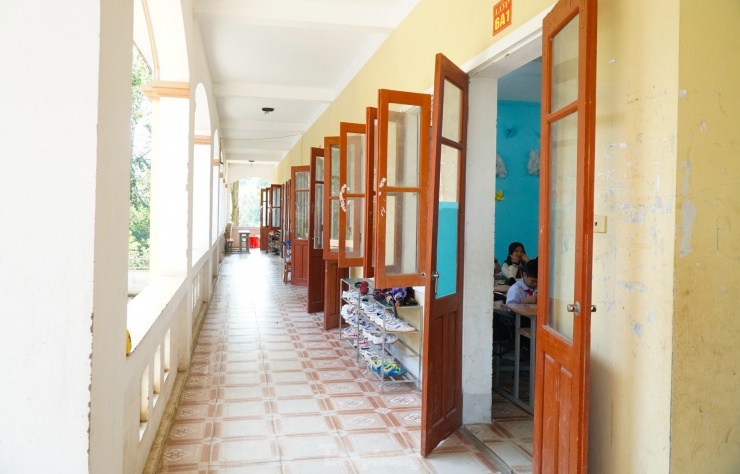 Theo đó, việc dạy học sẽ được nhà trường mượn tạm cơ sở vật chất của Trường Trung cấp nghề Dân tộc nội trú Nghệ An. Địa điểm này gồm dãy nhà 2 tầng với 12 phòng học.