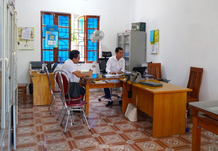 Do mượn tạm của Trường Trung cấp nghề Dân tộc nội trú nên ngoài 12 phòng học, nhà trường không có phòng chức năng, nhà hiệu bộ. Nơi làm việc của Ban giám hiệu gồm 3 người và 1 kế toán chỉ chen chúc nhau trong 1 căn phòng rộng chưa đầy 15m2.