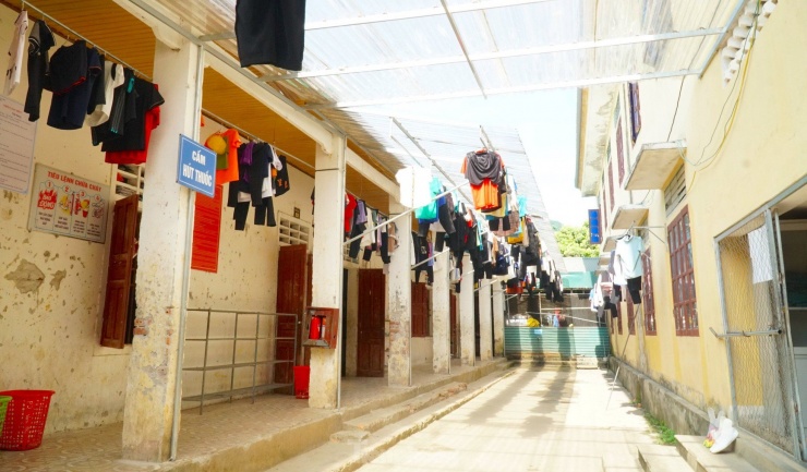 Còn ký túc xá cho học sinh được mượn của Trung tâm Giáo dục thường xuyên huyện Con Cuông. Suốt 10 năm qua, thầy và trò trường nội trú vẫn từng ngày chịu cảnh dạy nhờ ở tạm mà chưa thể có cơ sở vật chất mới để giảng dạy, sinh hoạt.