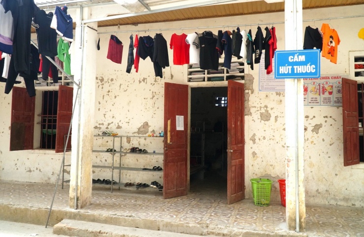 Khu dãy nhà nội trú cũ mượn tạm nên đã xuống cấp nghiêm trọng. Phía ngoài tường nhà bị rơi rụng vôi vữa loang lổ.