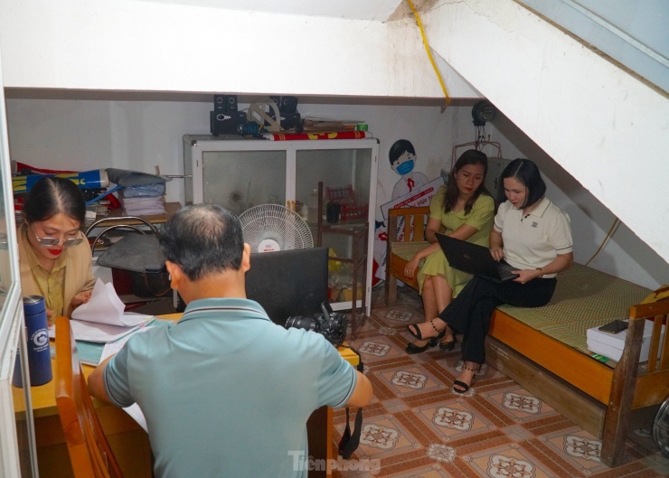 Mỗi khoảng trống dưới gầm cầu thang đều được tận dụng triệt để đặt tủ đựng thiết bị dạy học hay chiếc giường y tế. Mỗi khi không có học sinh cần sơ cứu, chiếc giường y tế được tận dụng làm nơi nghỉ tạm cho giáo viên trống tiết.