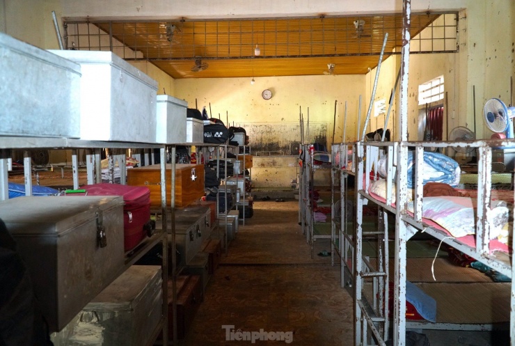 Giường tầng trong phòng ký túc được kê san sát nhau thành từng dãy. Ở giữa chỉ có một lối đi nhỏ chật hẹp khiến việc sinh hoạt, ăn ở của các em học sinh cũng thiếu thốn, vất vả.