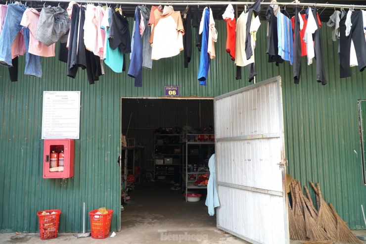 Dãy nhà ở làm bằng tôn gồm 5 phòng mới được dựng vào năm 2018. Nơi đây là khu riêng biệt nên được ưu tiên cho học sinh nữ của trường ở nội trú.