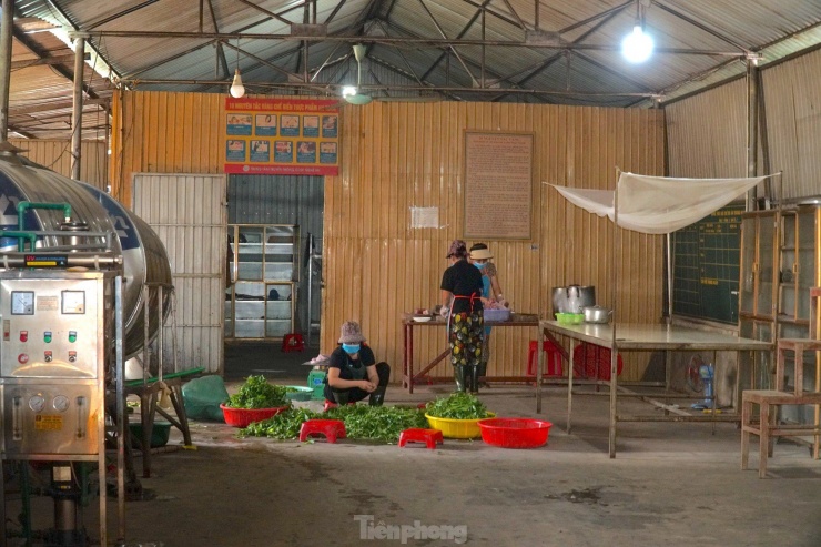 Khu nhà ăn học sinh nội trú được tận dụng từ khoảng trống trước dãy phòng học của Trung tâm Giáo dục thường xuyên huyện Con Cuông. Sau giờ ăn, khu nhà ăn cũng là nơi học bài buổi tối của học sinh do trong phòng nội trú không có chỗ để học.