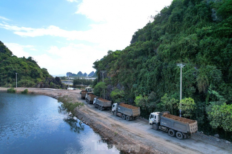 Nhiều ngày nay, khu vực phường Quang Hanh, TP Cẩm Phả (Quảng Ninh) xuất hiện hàng đoàn xe chở đất đá san lấp dự án. Đoàn xe 'hổ vồ' này không hề có bạt che phủ khi lưu thông trên đường và có dấu hiệu quá tải.