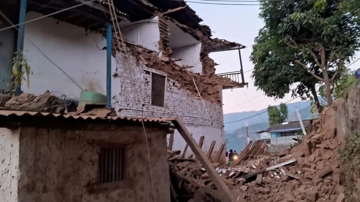Trận động đất khiến nhiều ngôi nhà đổ sập. Ảnh: Reuters