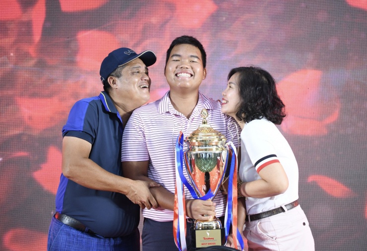 Nhà vô địch Tiền Phong Golf Championship 2023 trong vòng tay bố mẹ.