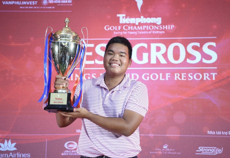 Nguyễn Đức Sơn vô địch Tiền Phong Golf Championship 2023. Ảnh: Như Ý