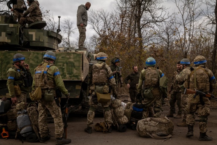 Lính Ukraine ở TP Avdiivka (Donetsk, Ukraine) vào hồi tháng 10. Ảnh: THE NEW YORK TIMES