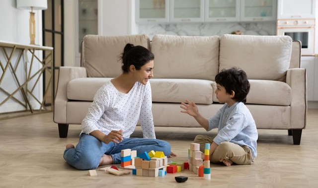Não bộ của trẻ hoạt động tốt hơn nhiều nếu bố mẹ thường xuyên nói chuyện, tương tác với con mình. Ảnh minh hoạ: shutterstock