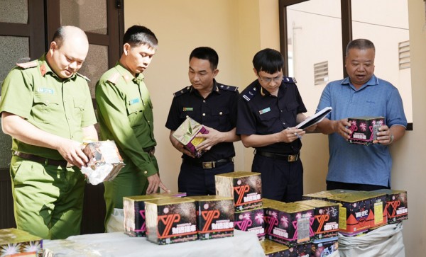 Lực lượng chức năng kiểm đếm tang vật trong vụ việc bắt giữ ngày 18/10 tại Lạng Sơn.