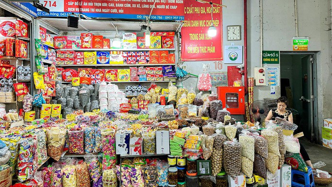 Chợ Mơ truyền thống hiện nay là địa điểm kinh doanh đa dạng mặt hàng. Tuy nhiên, do nằm ở tầng hầm nên khách lạ khó tìm đến. Đa phần, khách tại chợ là người dân sinh sống quanh khu vực tới mua sắm hay dân văn phòng vào ăn trưa.