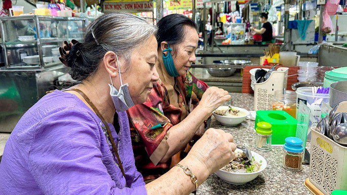 Đôi khi, họ chỉ cần vào chợ mua mớ rau, quả trứng nhưng lại mất tiền gửi xe, mất công đi bộ bậc thang, tìm gian hàng nên rất ngại.