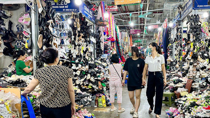 Các quầy trong chợ được quy hoạch cụ thể để tăng tính khoa học, đảm bảo vệ sinh môi trường. Chợ chia thành các khu bán đồ khô, quần áo, vải vóc, đồ thủy sinh, vàng mã...