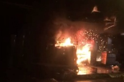 Tin tức trong ngày - Cháy dữ dội tại quán trà sữa ở TP.HCM, hai vợ chồng đạp cửa trèo qua nhà hàng xóm