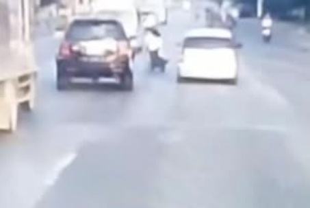 Clip: Tông nữ tài xế xe lái máy tạt đầu, ô tô gặp ngay tai họa từ xe tải