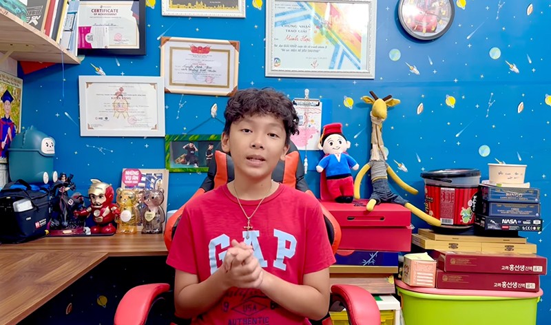 Ngoài lồng tiếng, Minh Hạo còn rất thích làm MC, hát, đàn piano và vẽ sáng tạo. 