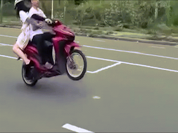 Tiếp tục xôn xao clip "diễn xiếc" bằng xe máy ở Thủ Thiêm - 1