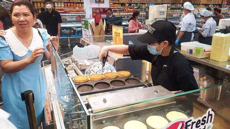 Một số siêu thị nhảy vào bán bánh đồng xu, bánh custard... Ảnh: THU HÀ