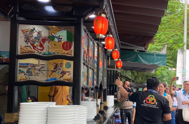 Các xe hủ tiếu người Hoa thường có vẽ các loại tranh về tuồng tích thuở xưa.