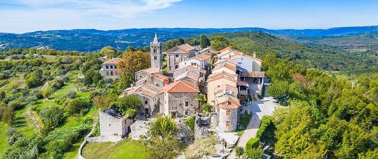 Ẩn mình ở trung tâm vùng Istria đẹp như tranh vẽ, giữa những ngọn đồi thoai thoải của Croatia là thị trấn Hum.
