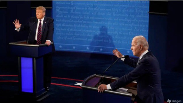 Hai ông Trump và Biden trong cuộc tranh luận năm 2020 ở Cleveland. (Ảnh: AP)