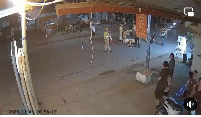 Camera an ninh của nhà dân ghi lại toàn bộ sự việc