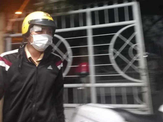 Người ném đá vào đầu CSGT ra trình diện