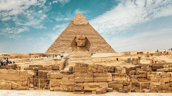 Kim tự tháp Khafre và bức tượng Nhân sư canh giữ phía trước - Ảnh: EYGYPT TIME TRAVEL