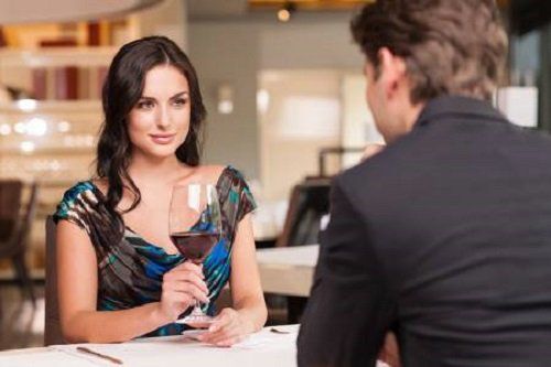 Người thông minh gần như không tin vào khái niệm yêu ngay từ cái nhìn đầu tiên. Ảnh minh hoạ