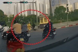 Clip: Lái xe máy “thông chốt“, tông ngã cả CSGT