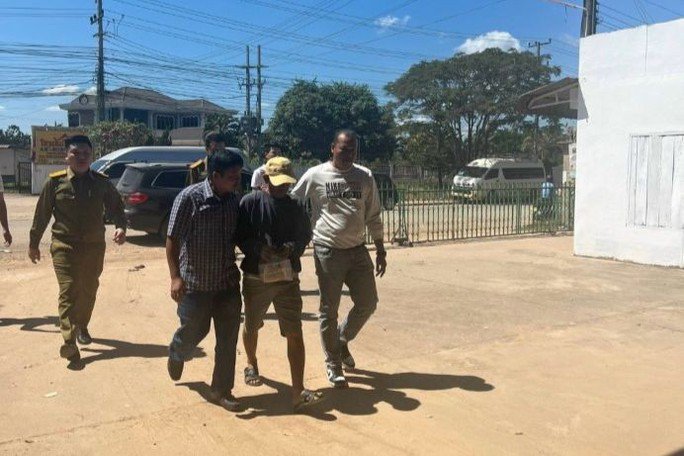 Cơ quan chức năng bắt giữ Hoàng Trung sau 20 năm bỏ trốn. Ảnh: Công an cung cấp