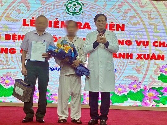 PGS-TS Đào Xuân Cơ (áo trắng) chúc mừng bệnh nhân N.V.C. (ở giữa) ra viện