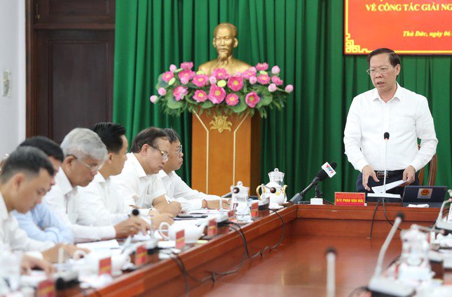 Chủ tịch UBND TPHCM Phan Văn Mãi chỉ đạo thực hiện công tác triển khai một số dự án trọng điểm trên địa bàn TP. Thủ Đức, ngày 6/11. Ảnh: Ngô Tùng