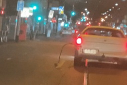 Bạn trẻ - Cuộc sống - Người đàn ông lái xe bỏ đi khi bơm xăng vẫn còn gắn trên xe