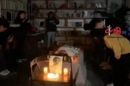 Bạn trẻ - Cuộc sống - Cô gái trẻ tự tổ chức "tang lễ" cho chính mình rồi mời bạn bè tới dự, nghe đến nguyên nhân ai cũng phải sửng sốt