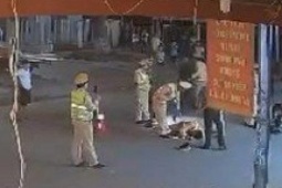 Tin tức trong ngày - Hai thanh niên đi xe máy lao thẳng vào chiến sỹ Cảnh sát giao thông