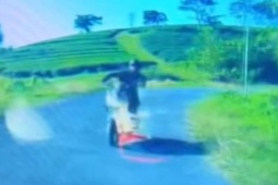 Tin tức trong ngày - Clip: Ôm cua tốc độ cao phi thẳng xe vào đầu ô tô, nữ “ninja” có hành động ngỡ ngàng