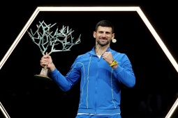 Thể thao - Djokovic vô địch Paris Masters lập 3 cột mốc khủng, hành động đẹp với "tiểu Federer"