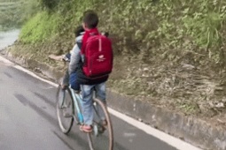 Thế giới xe - Clip: Dựng tóc gáy cảnh học sinh đi xe đạp đổ đèo bằng phanh chân