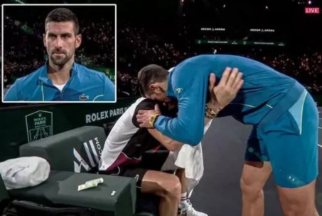 Dimitrov thua Djokovic "tâm phục khẩu phục" ở Paris, vì sao vẫn khóc?